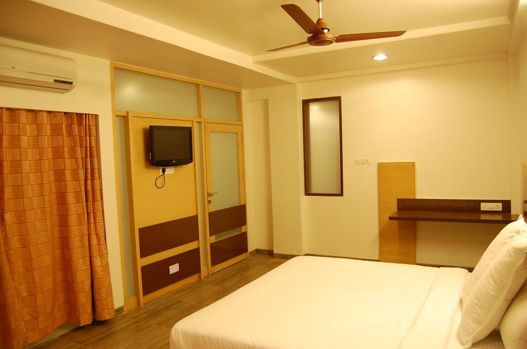 Hotel Bhagyalaxmi Shirdi Bagian luar foto