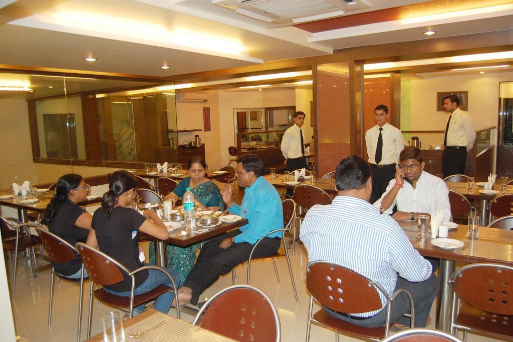 Hotel Bhagyalaxmi Shirdi Bagian luar foto